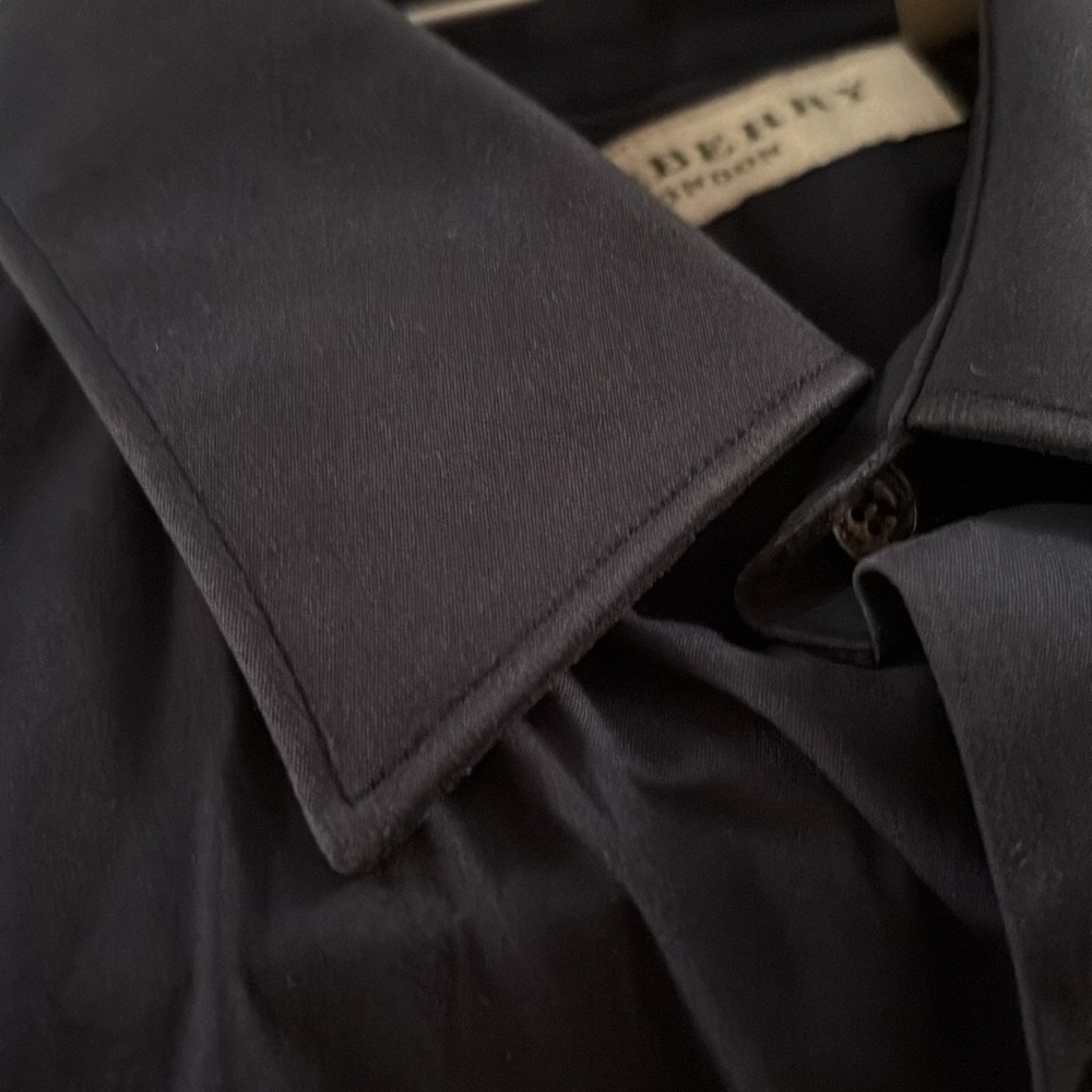 Men's dark navy blue Dress Shirt. Dark mother of pearl buttons. BURBERRY London. - Picture 6 of 17